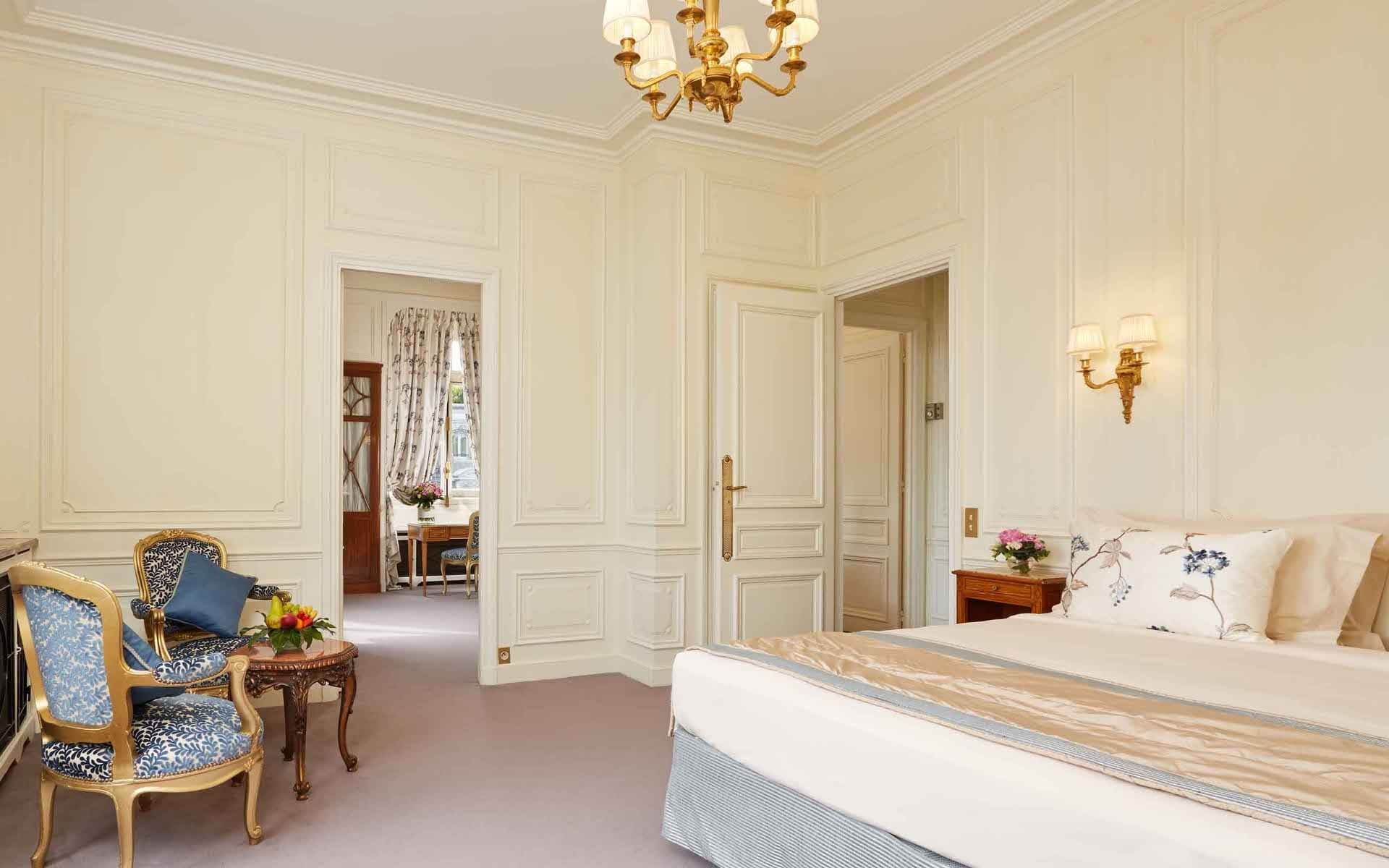 266/5-Suites/suite-terrasse-tour-eiffel/Suite Tour Eiffel Bedroom 1 -  Hotel Raphael Paris.jpg